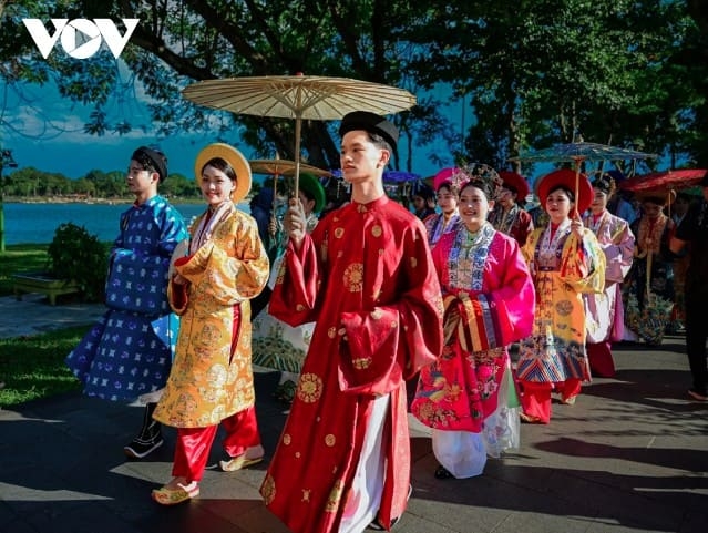 traditional dress takes center stage in hue s biggest costume parade picture 6 traditional dress takes center stage in hue s biggest costume parade picture 6