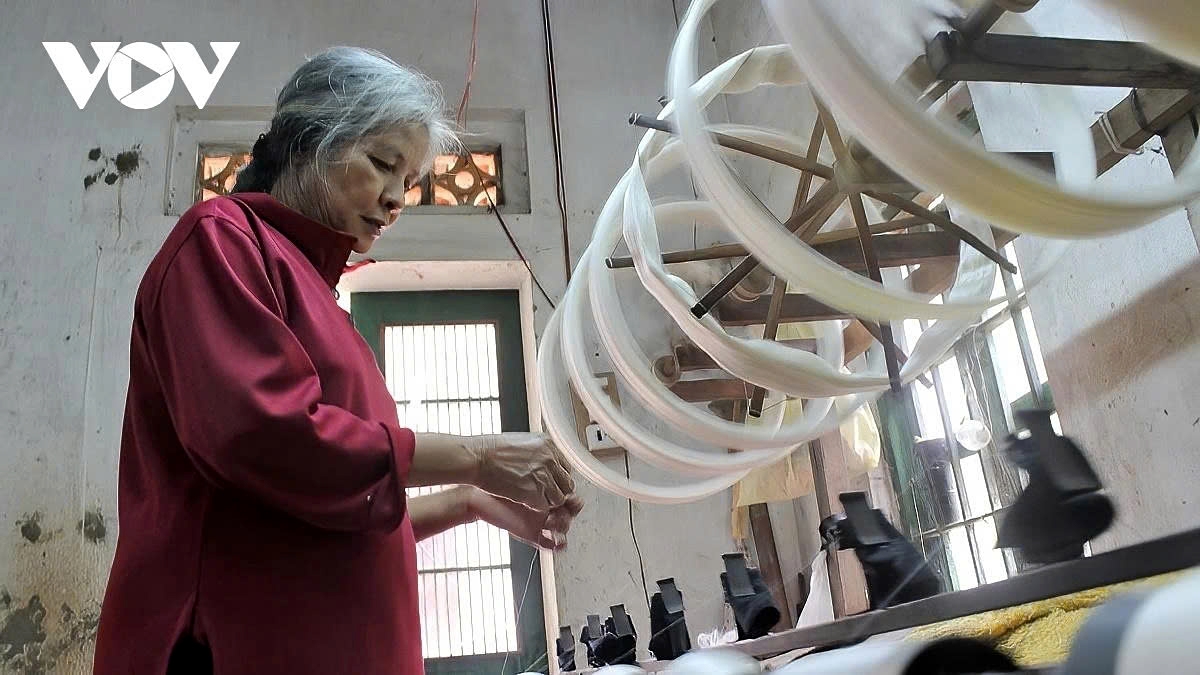step into the loom a hands-on experience in nha xa silk weaving picture 7 step into the loom a hands-on experience in nha xa silk weaving picture 7