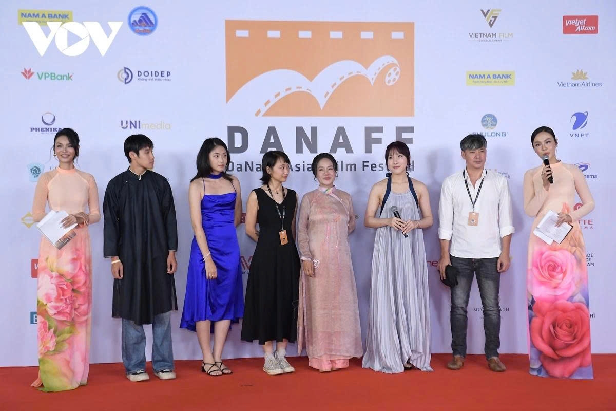 celebrities walk the red carpet in glamorous outfits at danaff iii picture 7 celebrities walk the red carpet in glamorous outfits at danaff iii picture 7