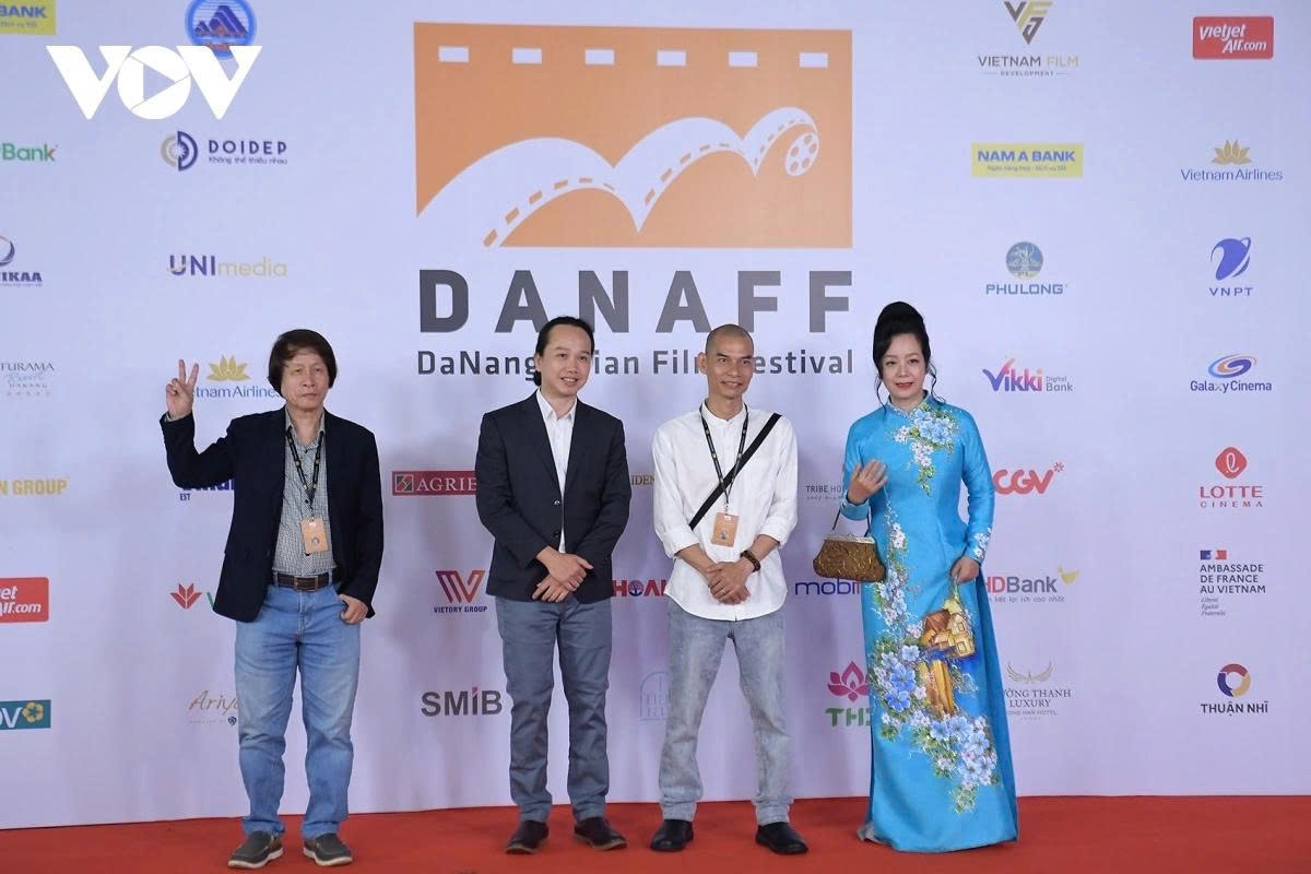 celebrities walk the red carpet in glamorous outfits at danaff iii picture 8 celebrities walk the red carpet in glamorous outfits at danaff iii picture 8