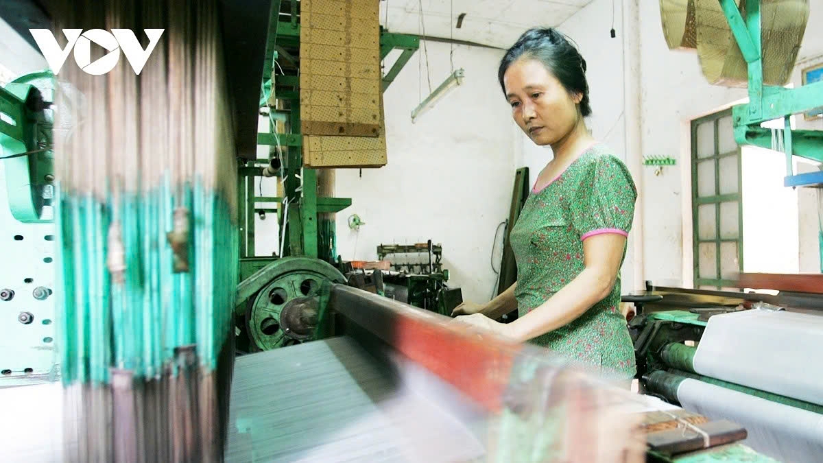 step into the loom a hands-on experience in nha xa silk weaving picture 9 step into the loom a hands-on experience in nha xa silk weaving picture 9