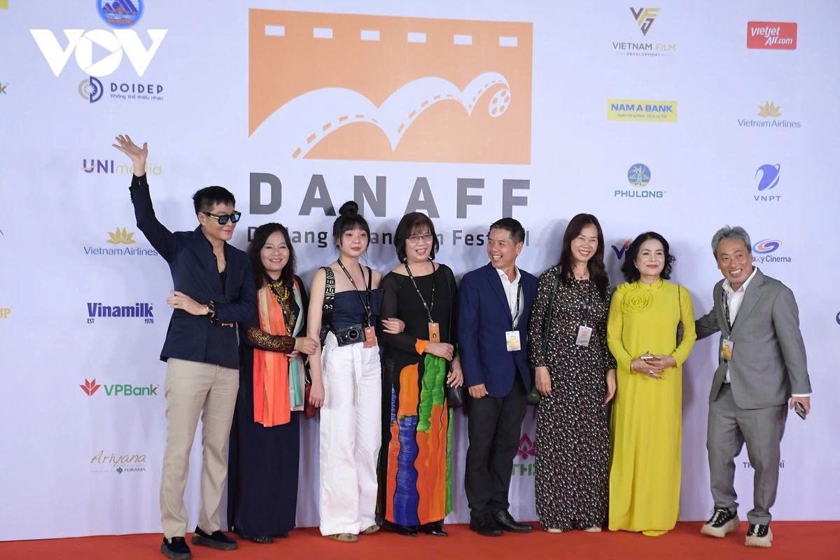 celebrities walk the red carpet in glamorous outfits at danaff iii picture 9 celebrities walk the red carpet in glamorous outfits at danaff iii picture 9