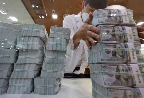 Tỷ giá USD hôm nay 30/6: Tỷ giá trung tâm nâng lên đạt 24.052 đồng/USD