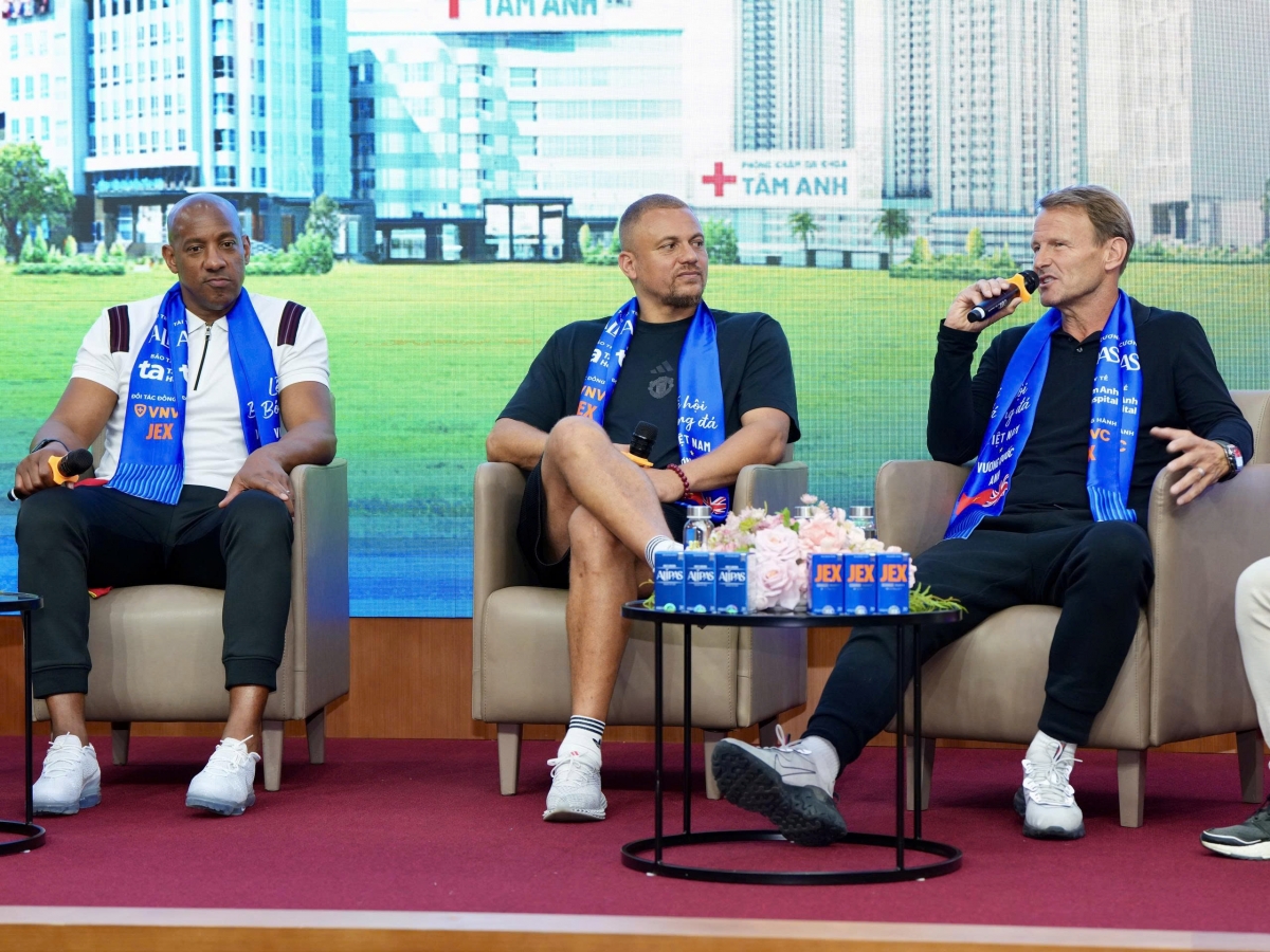 manchester united legends arrive in vietnam for exchange, friendly matches picture 1 manchester united legends arrive in vietnam for exchange, friendly matches picture 1
