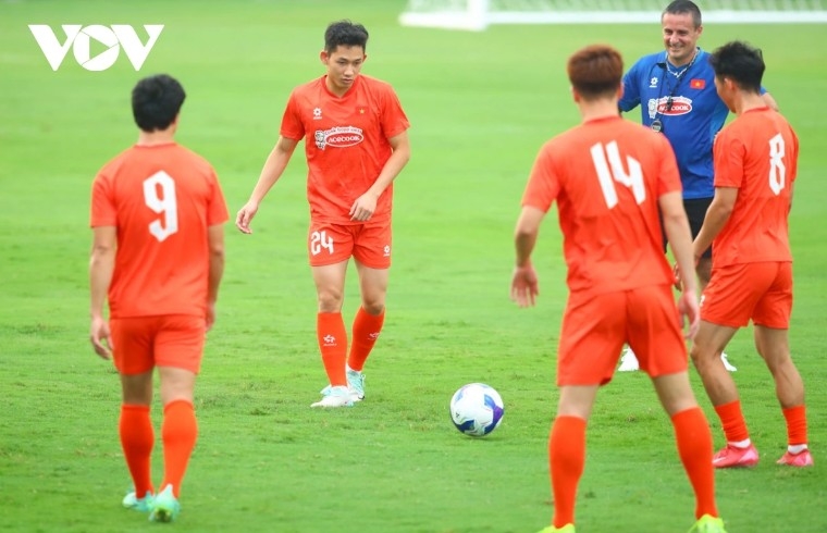 midfielder hai long shines against mu, targets victory in malaysia picture 1 midfielder hai long shines against mu, targets victory in malaysia picture 1
