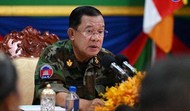 Ông Hunsen mặc quân phục dã chiến tới biên giới giữa căng thẳng với Thái Lan