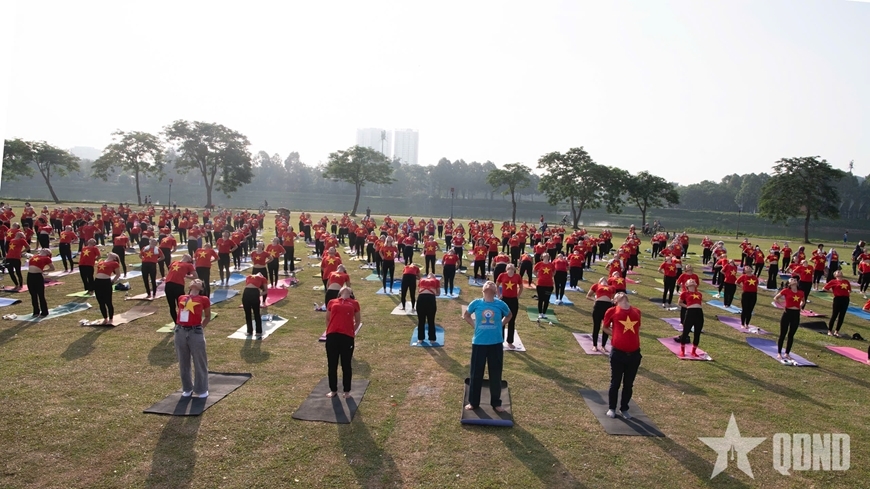 over 1,000 yoga practitioners of hanoi celebrate international yoga day 2025 picture 1 over 1,000 yoga practitioners of hanoi celebrate international yoga day 2025 picture 1