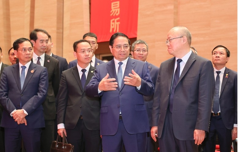 government chief visits sse, explores shanghai s financial center model picture 1 government chief visits sse, explores shanghai s financial center model picture 1