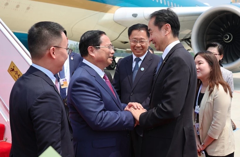 pm chinh arrives in tianjin for world economic forum and working visit to china picture 1 pm chinh arrives in tianjin for world economic forum and working visit to china picture 1
