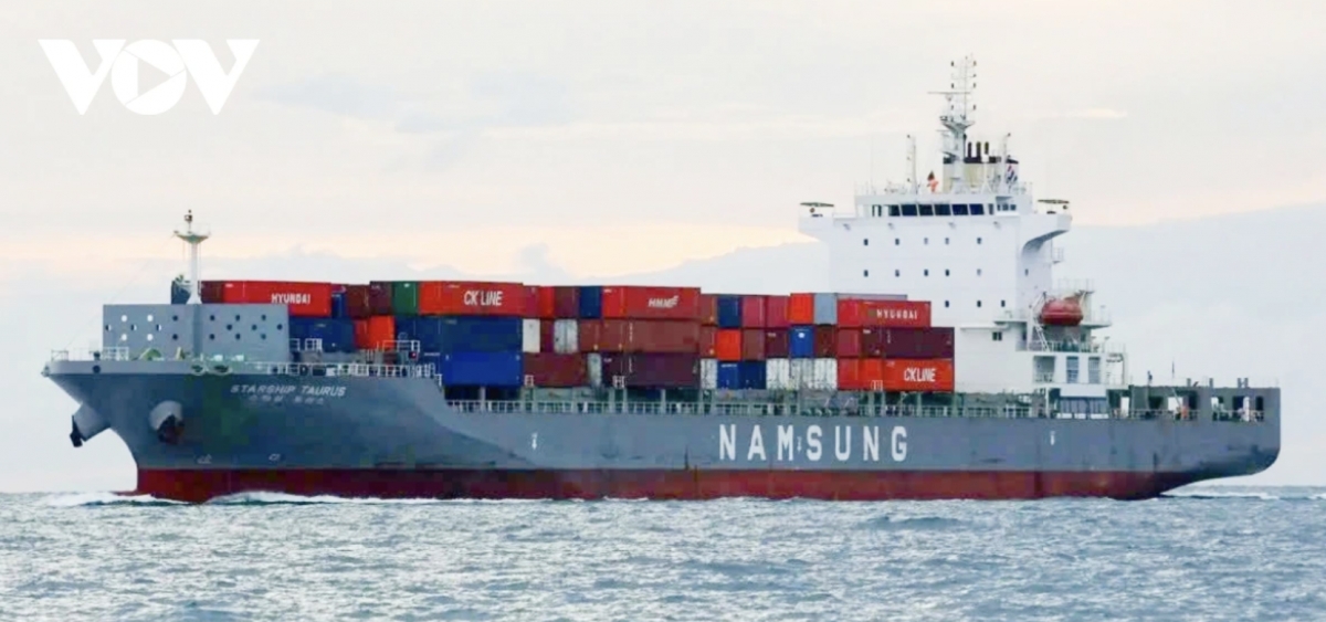 foreign vessel aids rescue of 11 vietnamese fishermen in maritime incident picture 1 foreign vessel aids rescue of 11 vietnamese fishermen in maritime incident picture 1
