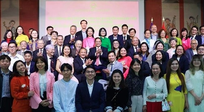 pm meets with vietnamese community in france picture 1 pm meets with vietnamese community in france picture 1