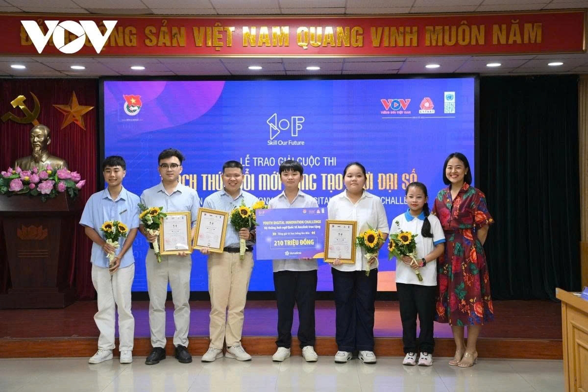awards presented to youth digital innovation challenge winners picture 3 awards presented to youth digital innovation challenge winners picture 3