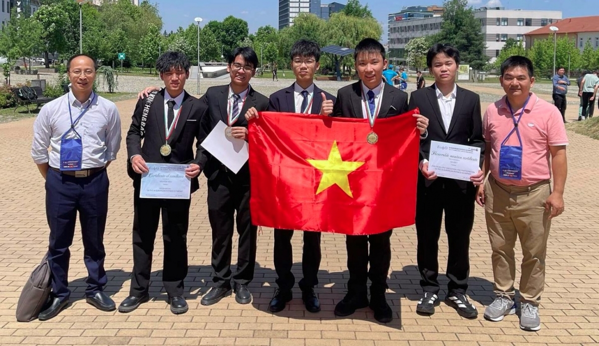 vietnam wins two gold medals at 2025 european physics olympiad picture 1 vietnam wins two gold medals at 2025 european physics olympiad picture 1
