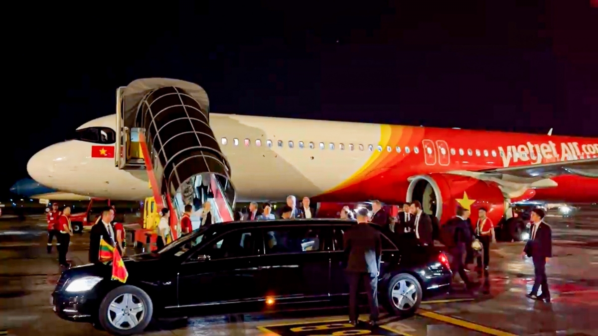 Tổng thống Litva đến Hà Nội trên chuyên cơ Vietjet
