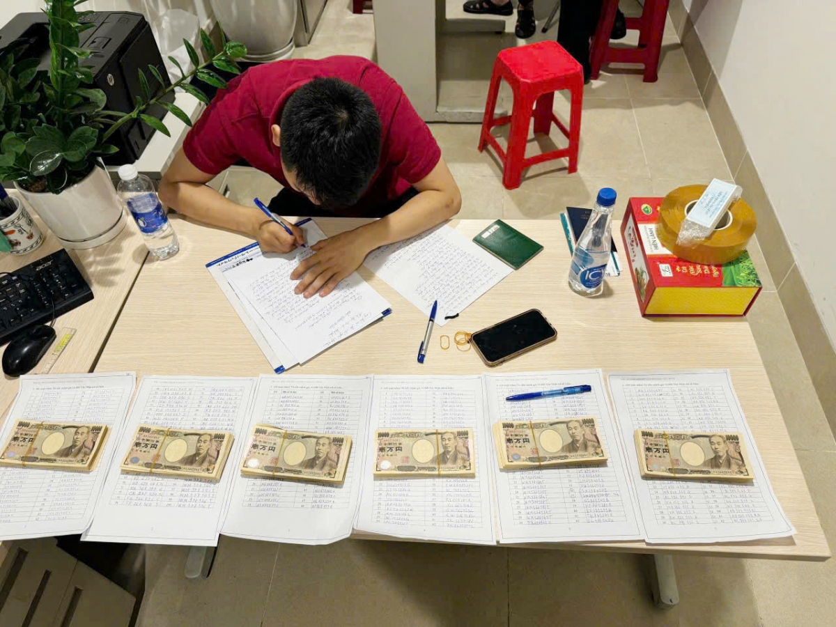 hải quan lật tẩy thủ đoạn vận chuyển trái phép ngoại tệ qua đường hàng không hình ảnh 1 hai quan lat tay thu doan van chuyen trai phep ngoai te qua duong hang khong hinh anh 1