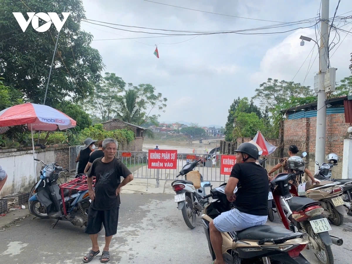 tạm cắt cầu phao phong châu phú thọ do nước lũ sông hồng về quá lớn hình ảnh 2 tam cat cau phao phong chau phu tho do nuoc lu song hong ve qua lon hinh anh 2