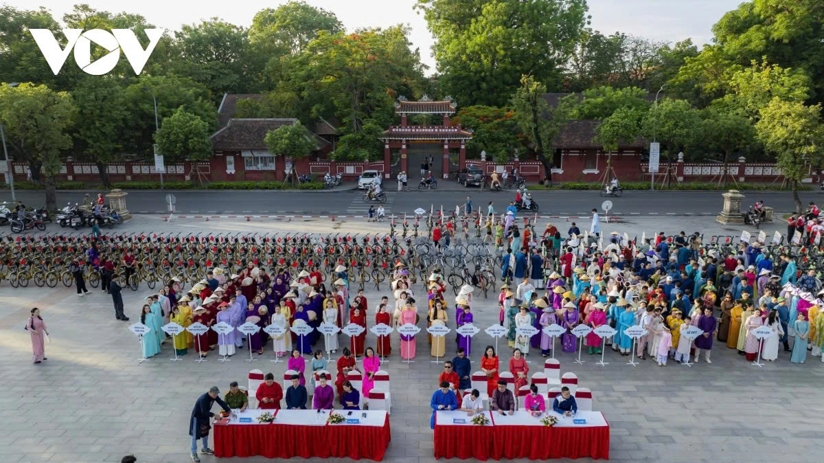 300 ao dai-clad riders brighten hue streets in cycling event for the environment picture 1 300 ao dai-clad riders brighten hue streets in cycling event for the environment picture 1
