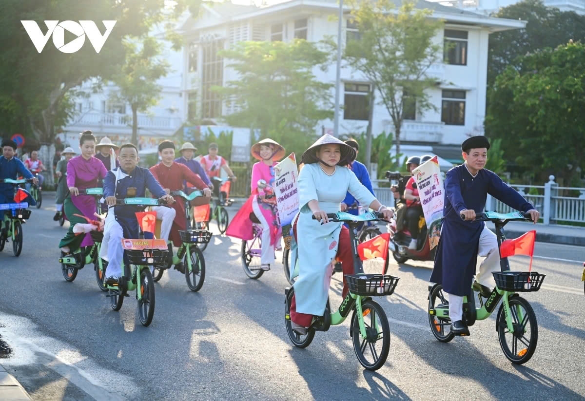 300 ao dai-clad riders brighten hue streets in cycling event for the environment picture 2