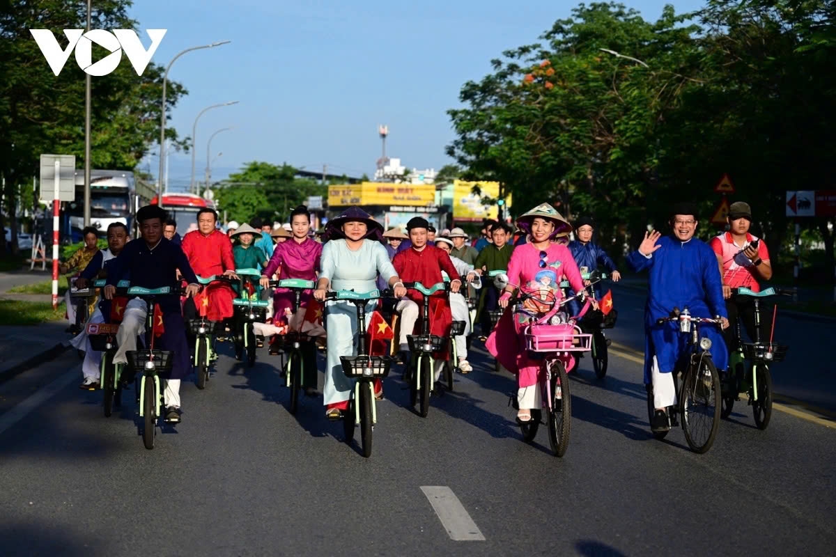 300 ao dai-clad riders brighten hue streets in cycling event for the environment picture 3 300 ao dai-clad riders brighten hue streets in cycling event for the environment picture 3