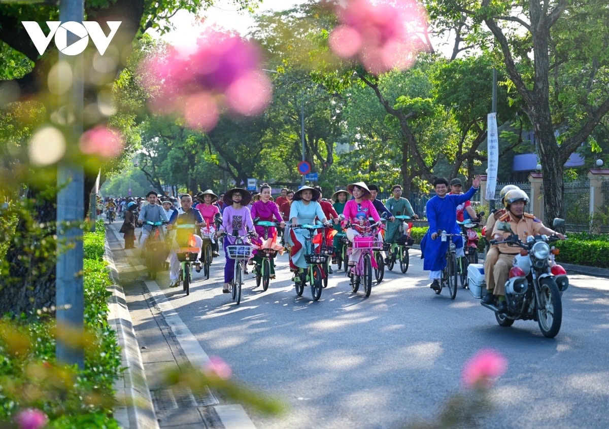 300 ao dai-clad riders brighten hue streets in cycling event for the environment picture 4