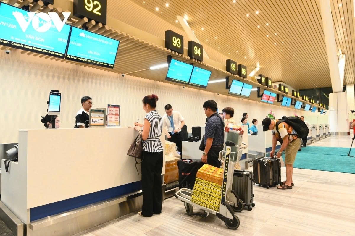 tan son nhat airport to serve nearly 10 million passengers this summer picture 1