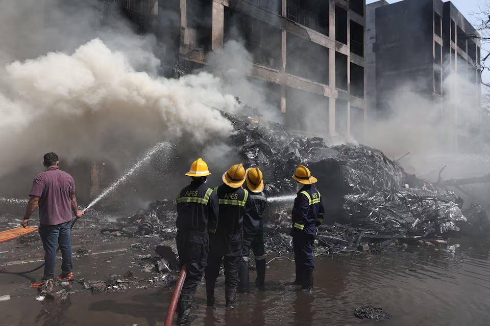 hiện trường thảm khốc vụ rơi máy bay chở 242 người ở Ấn Độ hình ảnh 8 hien truong tham khoc vu roi may bay cho 242 nguoi o An Do hinh anh 8