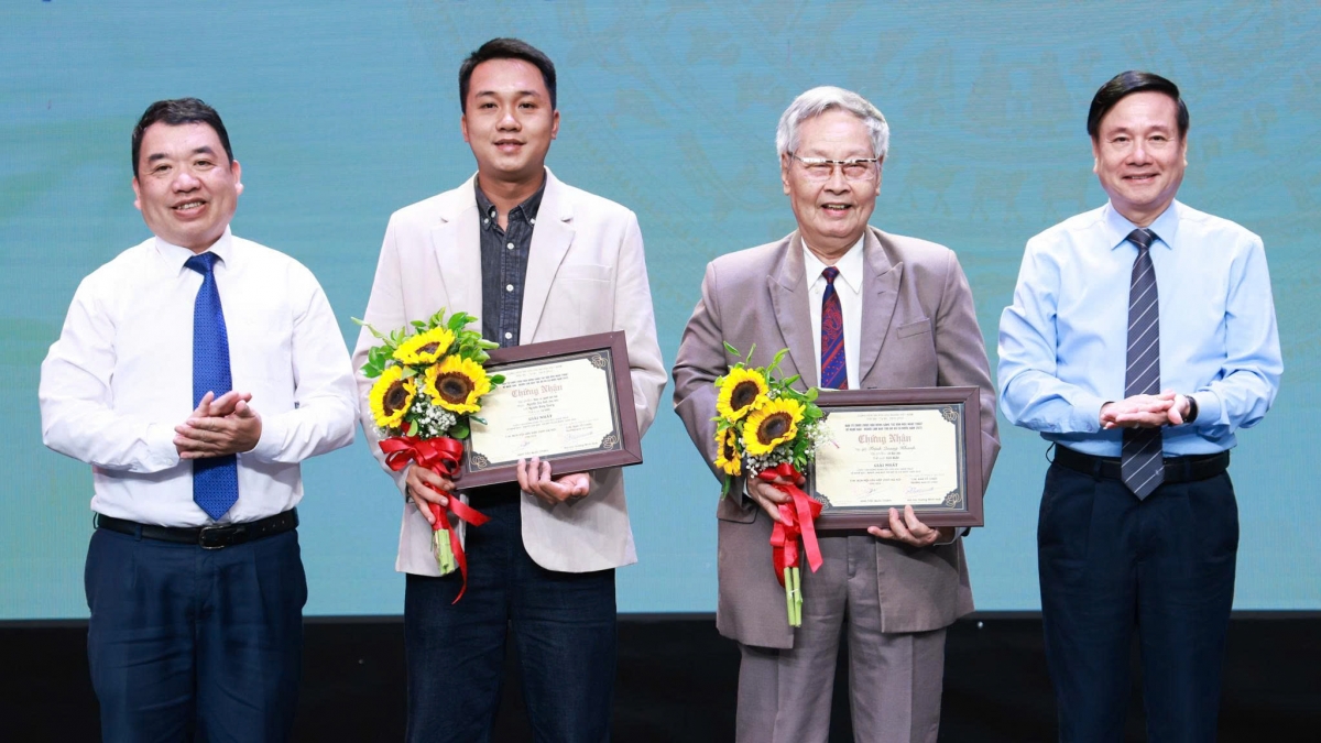tac gia 85 tuoi doat giai nhat cuoc van dong sang tac van hoc nghe thuat ve nghe bao hinh anh 1 tac gia 85 tuoi doat giai nhat cuoc van dong sang tac van hoc nghe thuat ve nghe bao hinh anh 1