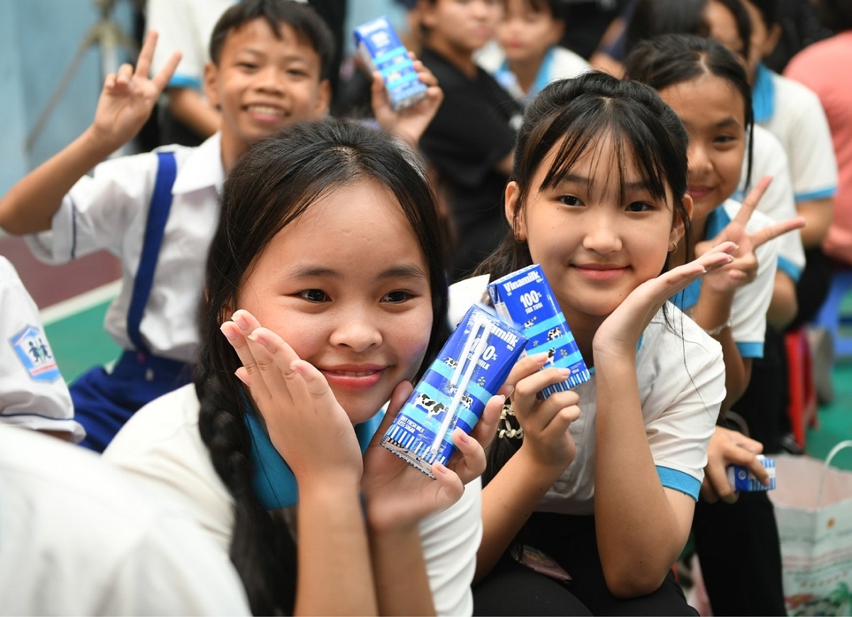 mừng quốc tế thiếu nhi 1 6, vinamilk trao tặng gần 70.000 hộp sữa cho trẻ em khó khăn hình ảnh 6 mung quoc te thieu nhi 1 6, vinamilk trao tang gan 70.000 hop sua cho tre em kho khan hinh anh 6