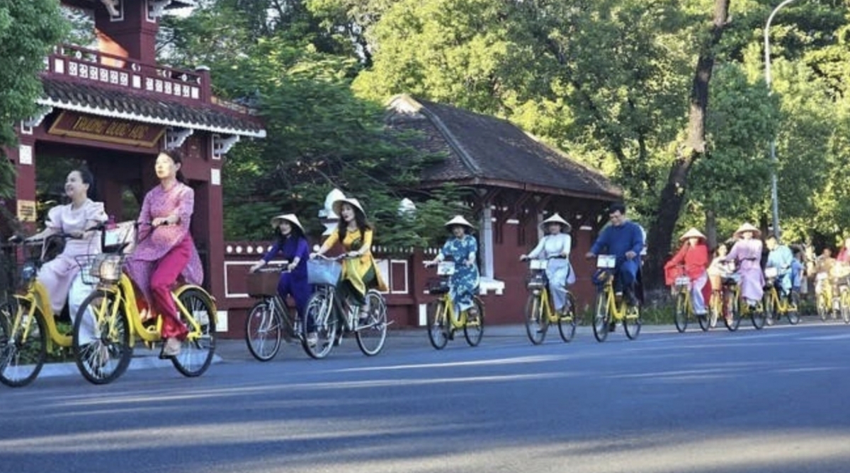 ao dai week a cultural highlight of hue s summer festival picture 1