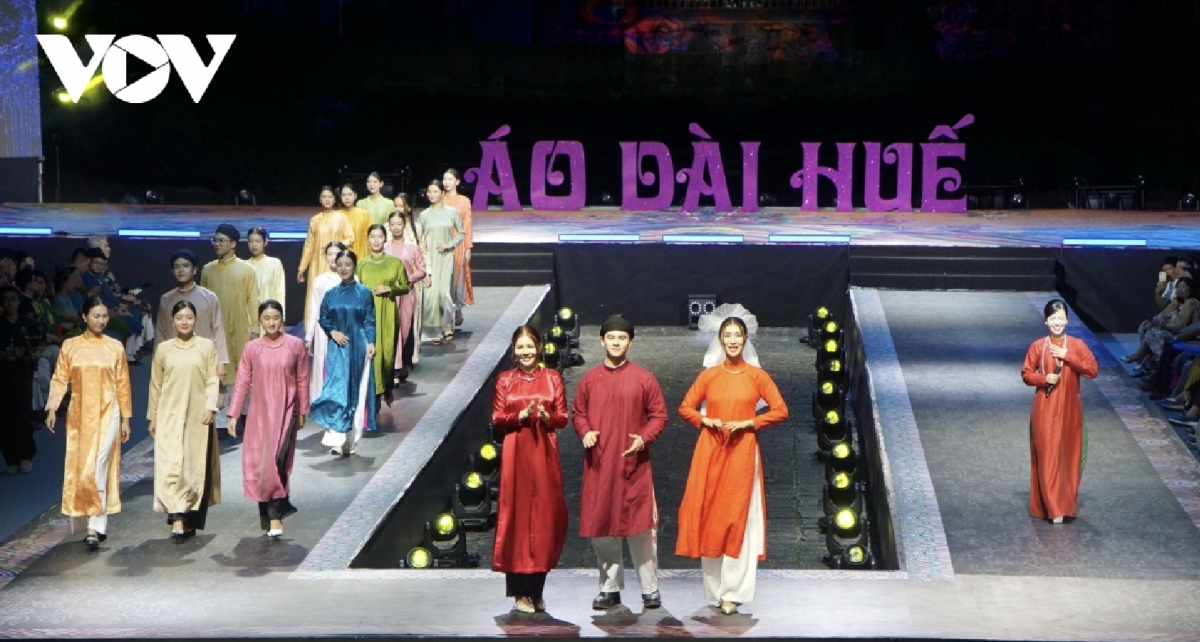 300 ao dai-clad riders brighten hue streets in cycling event for the environment picture 13