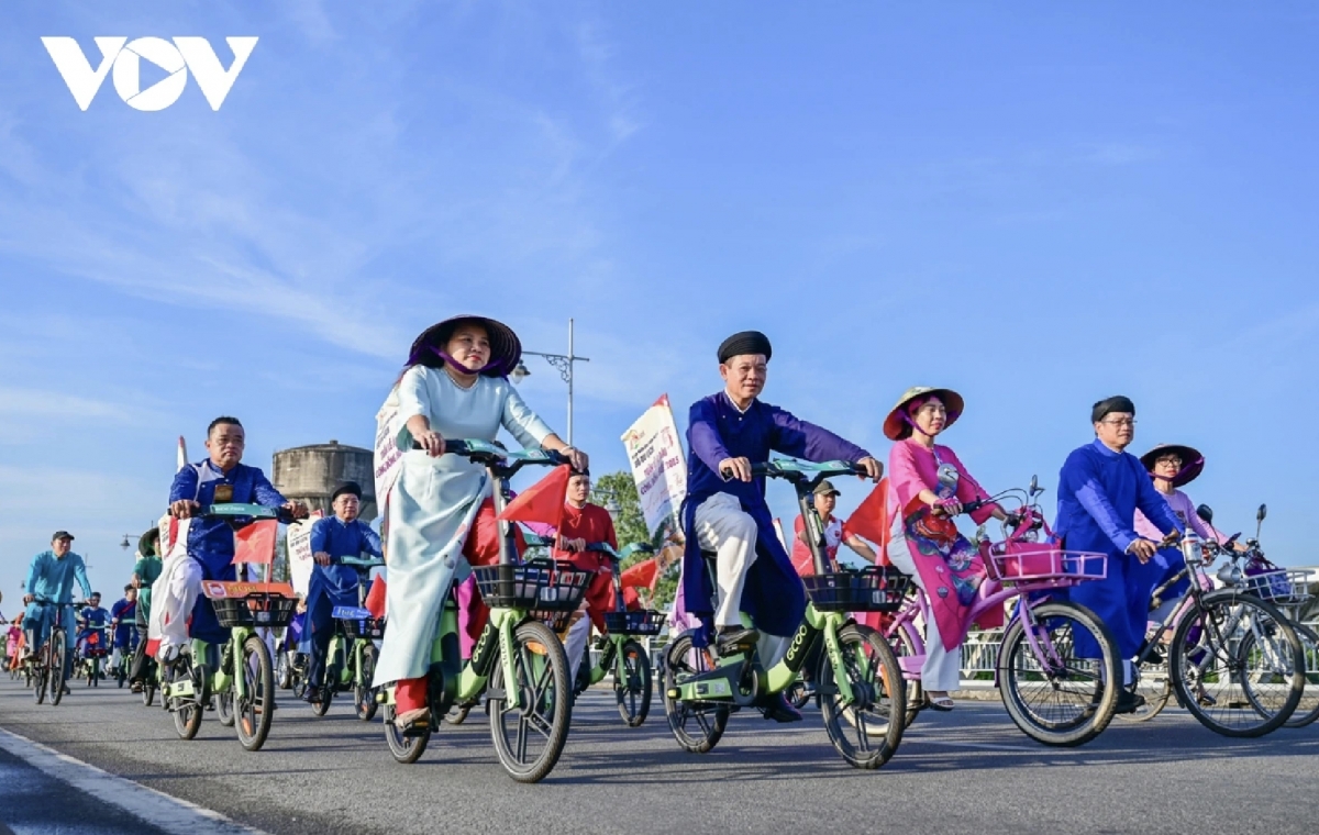 300 ao dai-clad riders brighten hue streets in cycling event for the environment picture 5 300 ao dai-clad riders brighten hue streets in cycling event for the environment picture 5