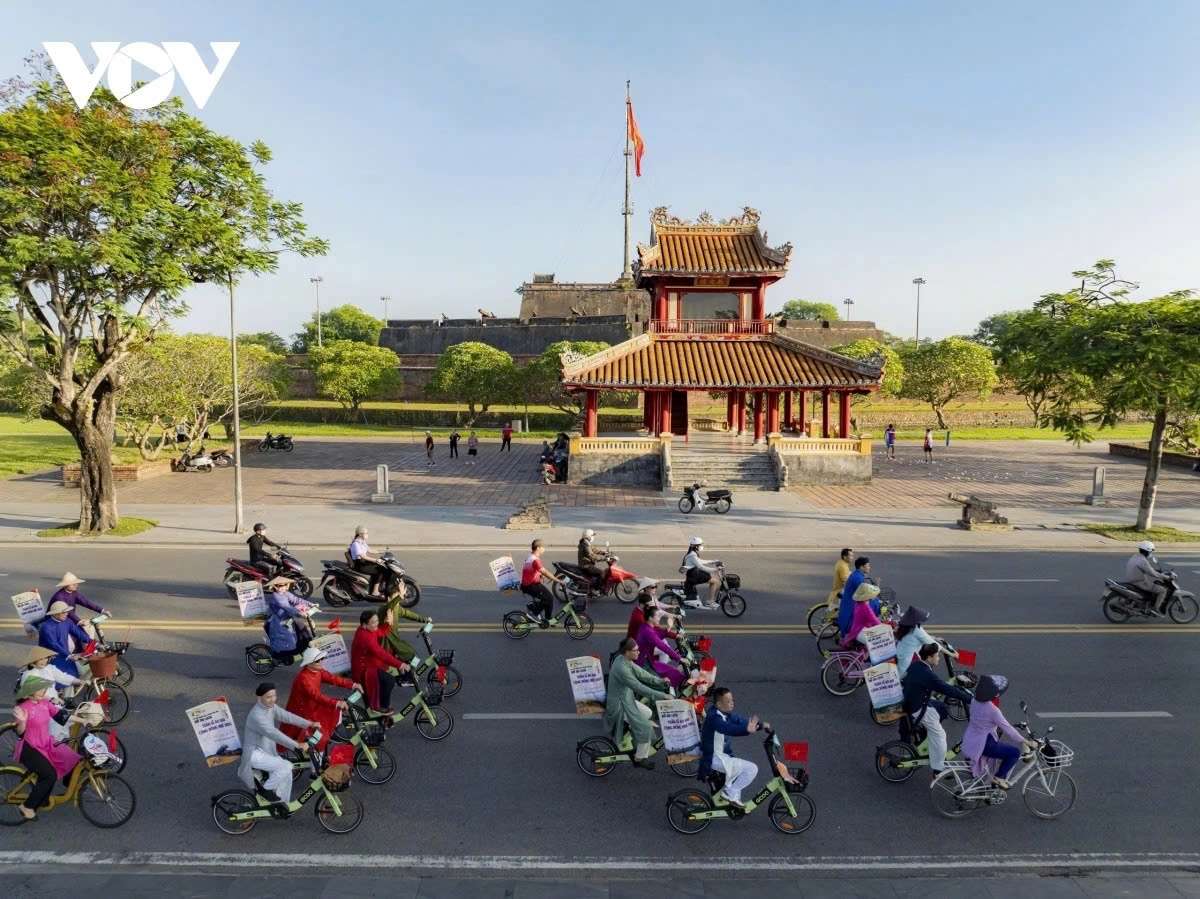 300 ao dai-clad riders brighten hue streets in cycling event for the environment picture 7 300 ao dai-clad riders brighten hue streets in cycling event for the environment picture 7