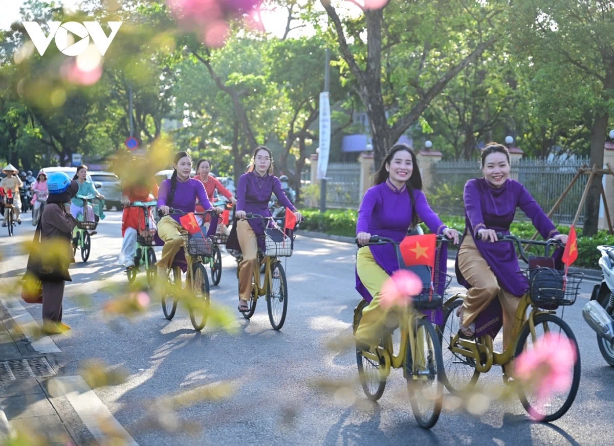 300 ao dai-clad riders brighten hue streets in cycling event for the environment picture 8 300 ao dai-clad riders brighten hue streets in cycling event for the environment picture 8