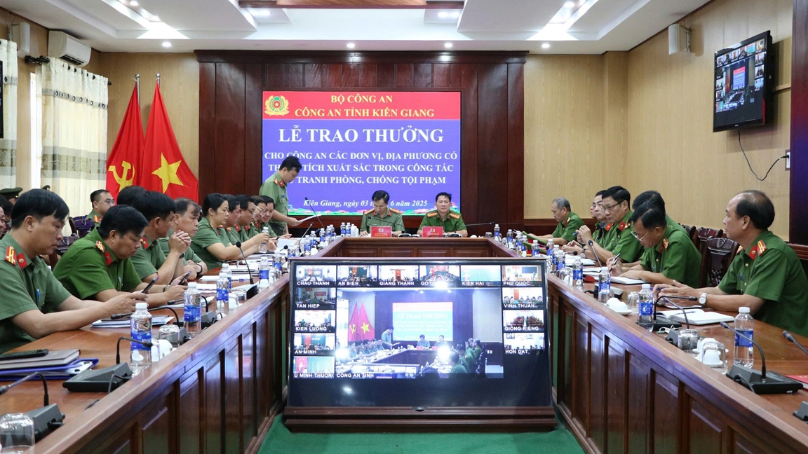 Công an tỉnh Kiên Giang khen thưởng các đơn vị có thành tích xuất sắc trong đấu tranh