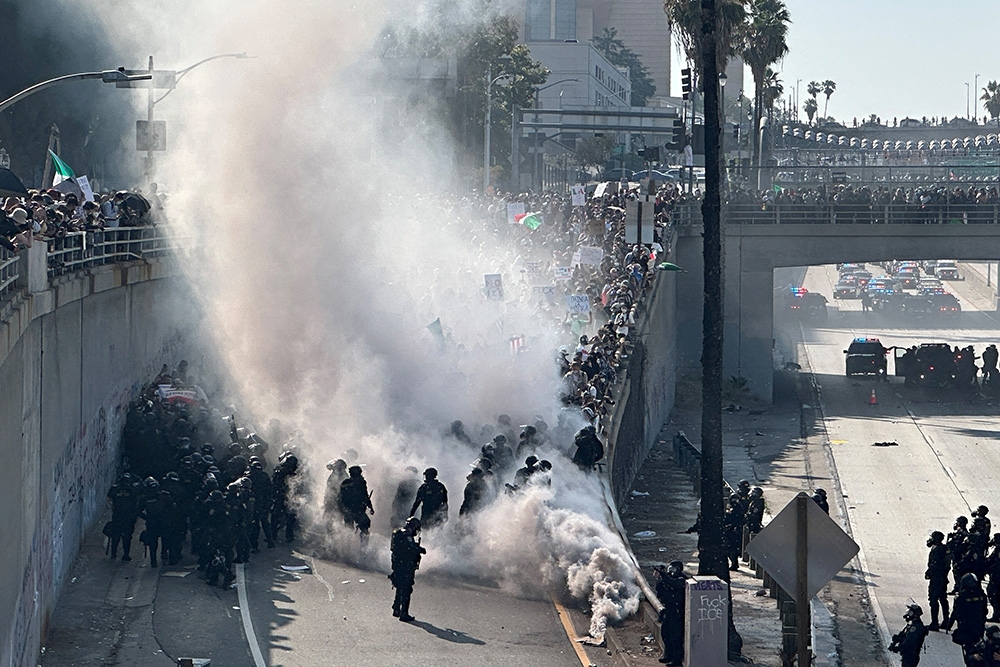 biểu tình gây hỗn loạn los angeles, ông trump điều vệ binh quốc gia tới trấn áp hình ảnh 15 bieu tinh gay hon loan los angeles, ong trump dieu ve binh quoc gia toi tran ap hinh anh 15