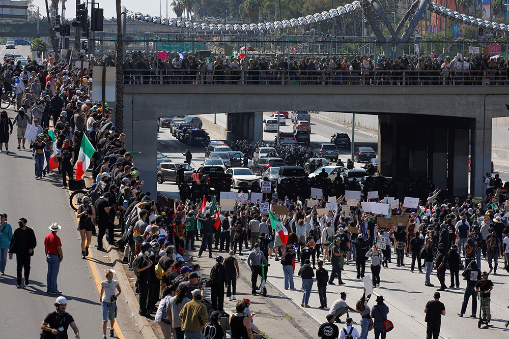 biểu tình gây hỗn loạn los angeles, ông trump điều vệ binh quốc gia tới trấn áp hình ảnh 16 bieu tinh gay hon loan los angeles, ong trump dieu ve binh quoc gia toi tran ap hinh anh 16