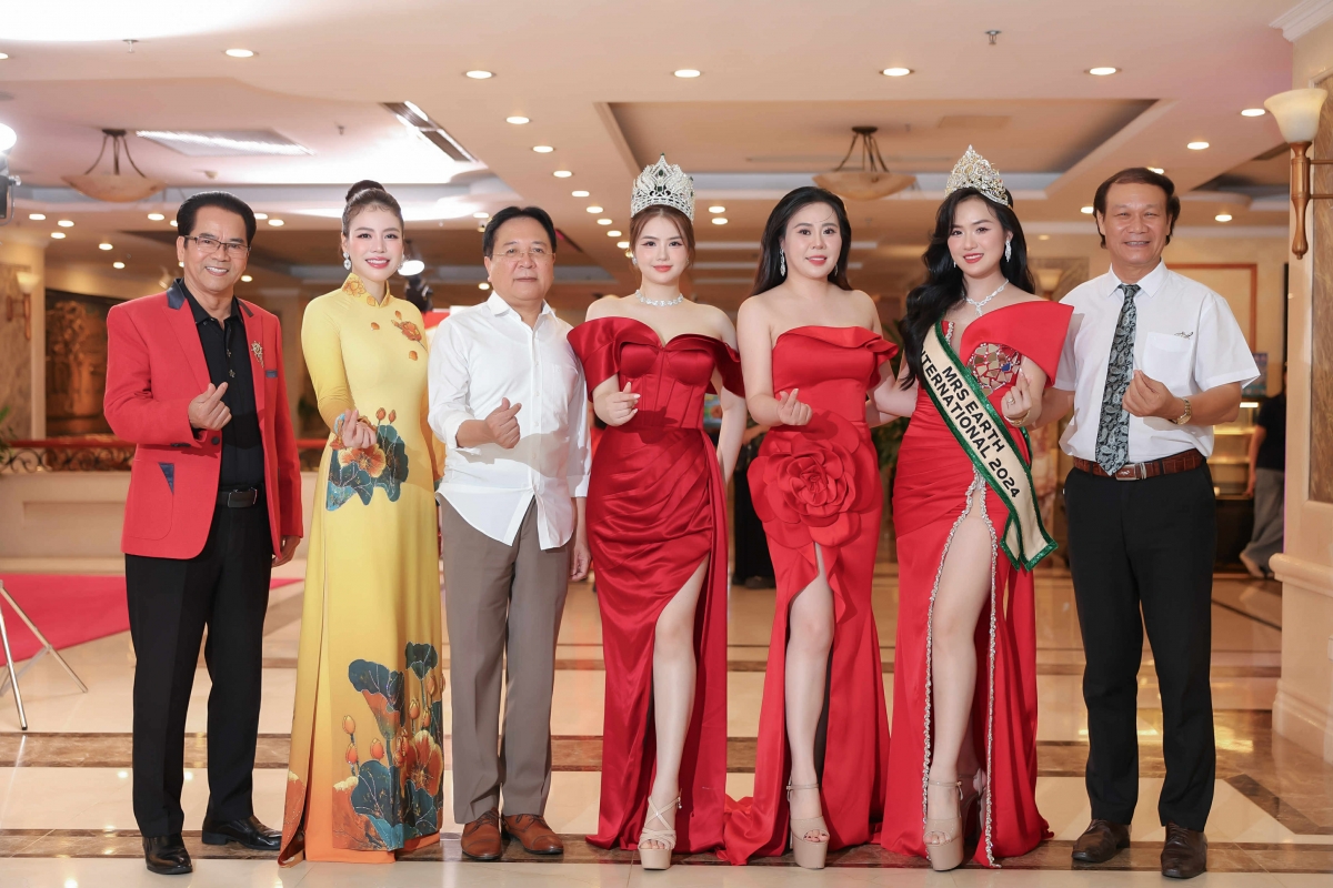  huong viet khi ao dai ke chuyen phu nu viet qua thoi gian hinh anh 2