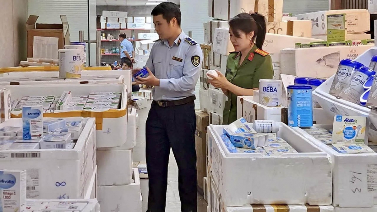 qltt ha noi thu giu hang nghin san pham sua, thuc pham danh cho tre em hinh anh 1