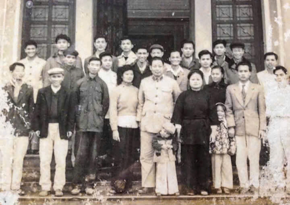 chuyện những người làm báo áo chàm hình ảnh 1 chuyen nhung nguoi lam bao ao cham hinh anh 1