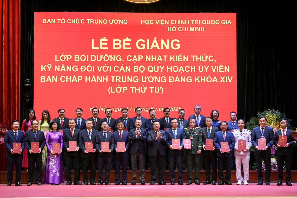 Bế giảng Lớp bồi dưỡng cán bộ quy hoạch Ủy viên Trung ương khóa XIV