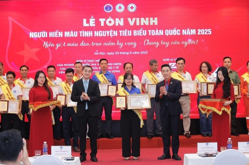 blood donors honoured for lifesaving contributions picture 1 blood donors honoured for lifesaving contributions picture 1