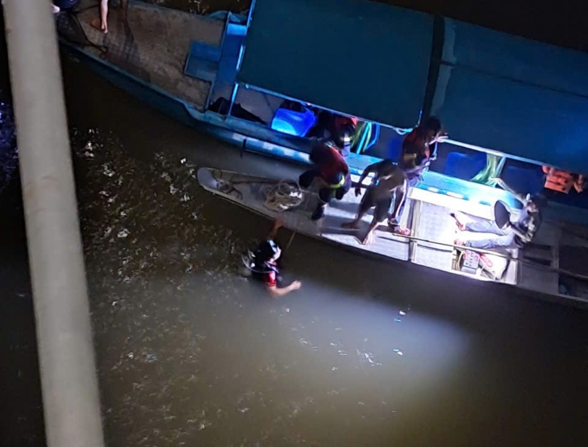hơn 200 người xuyên đêm tìm kiếm người nghi nhảy cầu mất tích ở quảng bình hình ảnh 2 hon 200 nguoi xuyen dem tim kiem nguoi nghi nhay cau mat tich o quang binh hinh anh 2