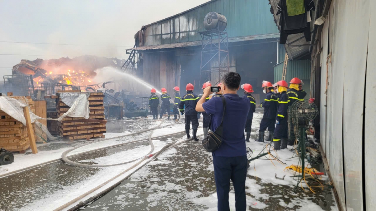 vụ cháy xưởng tại hưng yên, 4 người tử vong Đám cháy vẫn bùng phát hình ảnh 1 vu chay xuong tai hung yen, 4 nguoi tu vong Dam chay van bung phat hinh anh 1