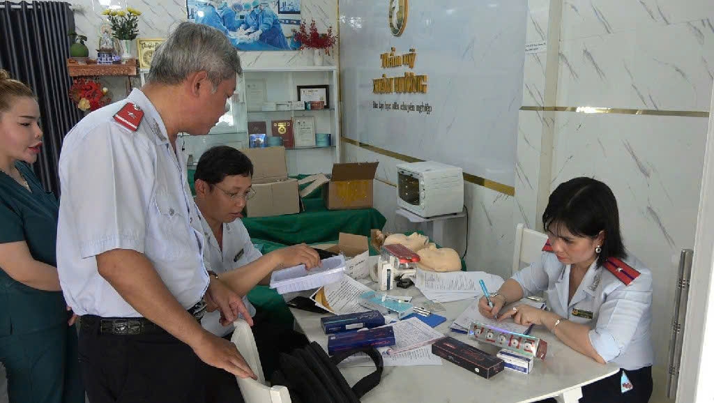 khởi tố 2 bị can có liên quan đến buôn lậu, gian lận thương mại, hàng giả hình ảnh 1 khoi to 2 bi can co lien quan den buon lau, gian lan thuong mai, hang gia hinh anh 1