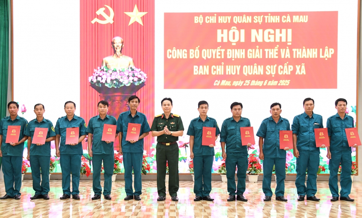 Công bố quyết định giải thể, thành lập Ban Chỉ huy quân sự cấp xã ở Cà Mau