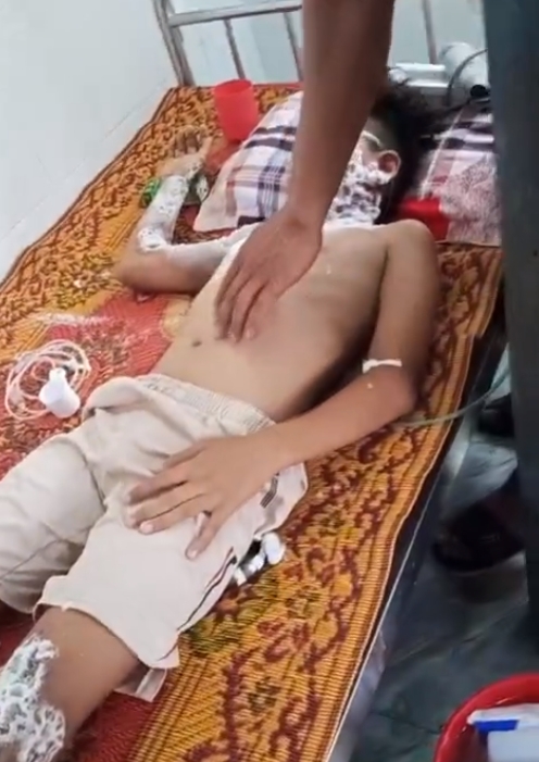 3 học sinh bị điện giật khi lấy diều vướng dây điện cao thế hình ảnh 2 3 hoc sinh bi dien giat khi lay dieu vuong day dien cao the hinh anh 2