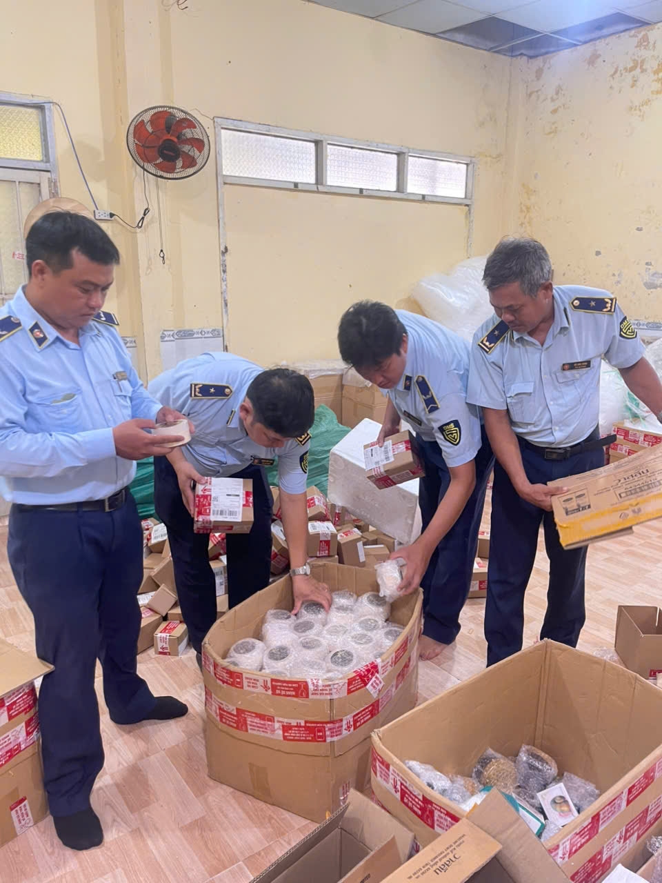 kiểm tra cơ sở nghi sản xuất, kinh doanh mỹ phẩm không rõ nguồn hình ảnh 1 kiem tra co so nghi san xuat, kinh doanh my pham khong ro nguon hinh anh 1