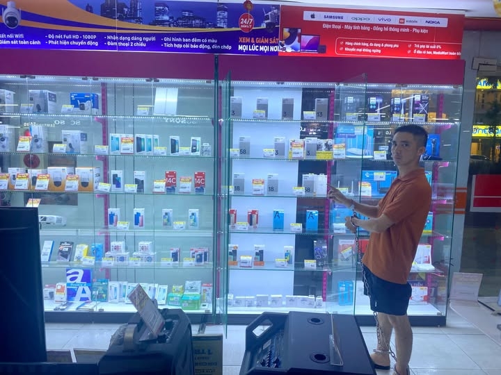 bắt giữ đối tượng đột nhập siêu thị điện máy trộm cắp nhiều điện thoại, laptop hình ảnh 1 bat giu doi tuong dot nhap sieu thi dien may trom cap nhieu dien thoai, laptop hinh anh 1