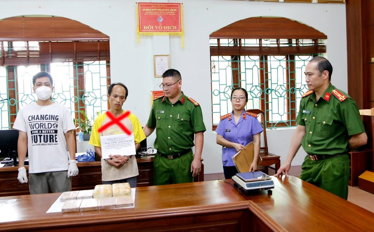 bat giu doi tuong mang ban 8 banh ma tuy ben duong tai lai chau hinh anh 1 bat giu doi tuong mang ban 8 banh ma tuy ben duong tai lai chau hinh anh 1