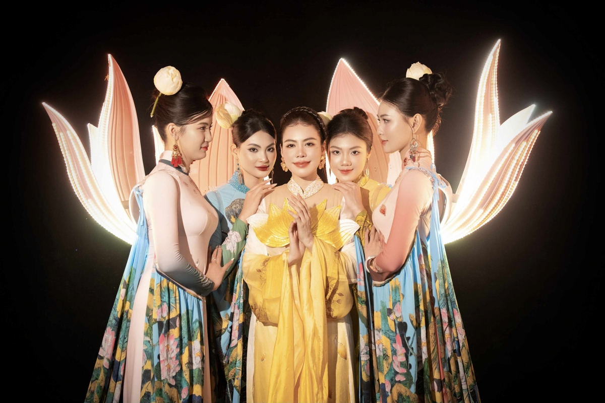  huong viet khi ao dai ke chuyen phu nu viet qua thoi gian hinh anh 3